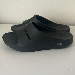 OOFOS OOaah Sports Recovery Slide Sandal in Black. Womens 10 / Mens 8. EEUC